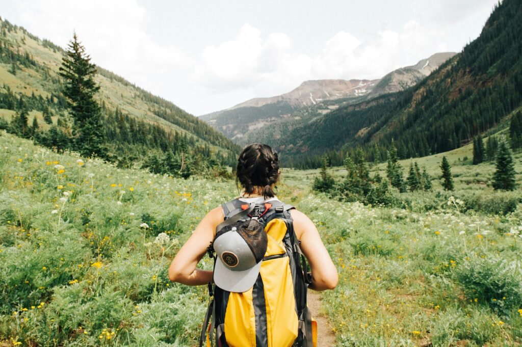 Die Kunst des Rucksackpackens: Alles, was du für deine nächste Tour wissen musst 2 holly mandarich UVyOfX3v0Ls unsplash